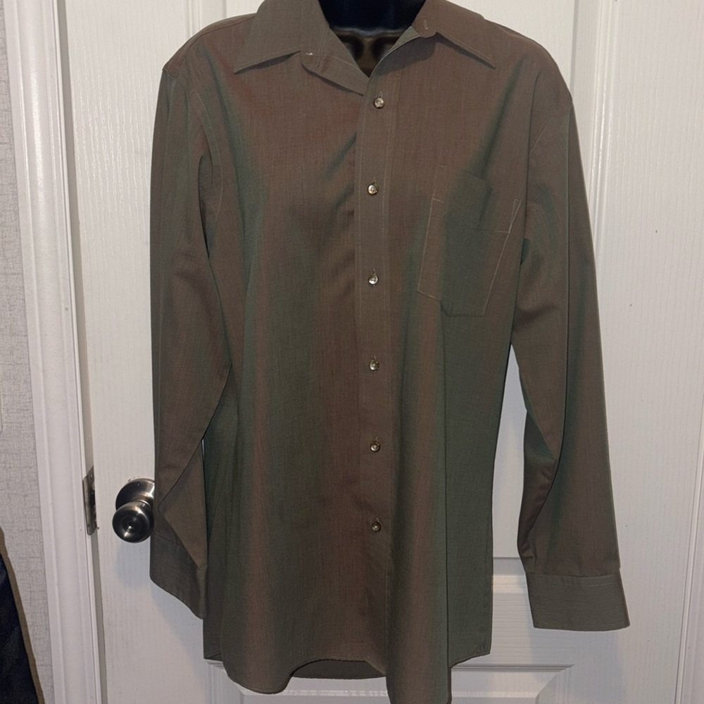 *BRAND NEW* Green/Red Two-Tone Button-Up